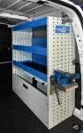 Modulo scaffalato Syncro Ultra nel NV250 con pannello portautensili e cassetti