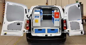 Allestimento Berlingo Citroen con cassettiere, scaffali e rivestimenti