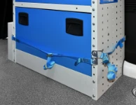 Allestimento con cinghia nella parte inferiore