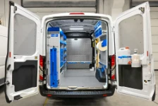 Allestimento con scaffali, accessori e banchetto portamorsa per Transit