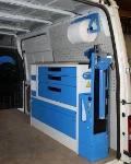 Vano di carico del NV250 con compressore fissato sul passaruota e cinghie di ancoraggio
