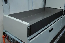 Allestimento furgone con ripiano inox per liquidi