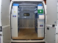 Rivestimento interno con pianale e pannellatura per NV250