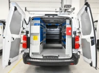 Allestimento per Jumpy Citroën con scaffali e portascale