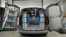 Allestimento con scaffali e ganci portascala sulla porta per Custom