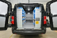 Allestimento Opel Vivaro con scaffali e rivestimenti interni