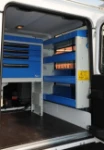 Allestimento Land Rover con scaffali e cassettiere lato destro