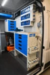 Allestimento lato anteriore Toyota Proace Max con piani di lavoro e morsa