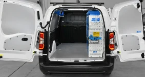 Allestimento lato destro con scaffali e rivestimenti per Doblo