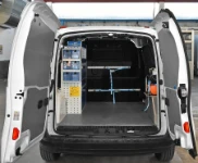Allestimento officina mobile sul NV250 con morsa, portarotolo e tanica