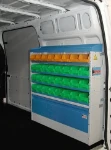 Vano di carico del NV250 con compressore fissato sul passaruota e cinghie di ancoraggio