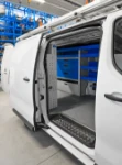 Scaffali sul Citroën Jumpy dalla porta laterale