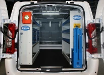 Allestimento officina mobile sul NV250 con morsa, portarotolo e tanica