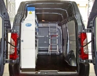 Allestimento officina mobile sul NV250 con morsa, portarotolo e tanica