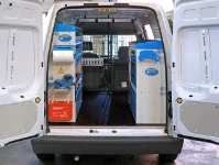 Allestimento officina mobile sul NV250 con morsa, portarotolo e tanica