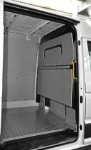 Berlingo Citroen con rivestimento interno in legno e lamiera