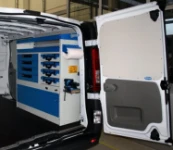 Modulo destro dell'allestimento Syncro Ultra nel NV250, con pannello portautensili e cassettiera