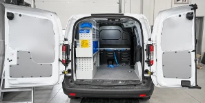 Allestimento su Courier Ford con pianale e pannellature