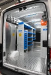 Ganci sulla parete e scaffale su Transit con ripiani e cassetti