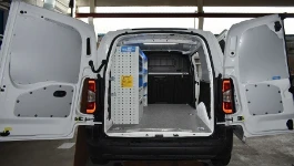 Allestimento officina mobile sul NV250 con morsa, portarotolo e tanica