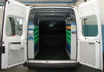 Allestimento officina mobile sul NV250 con morsa, portarotolo e tanica
