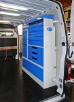 Vano di carico del NV250 con compressore fissato sul passaruota e cinghie di ancoraggio