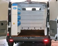 Allestimento officina mobile sul NV250 con morsa, portarotolo e tanica