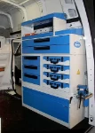 Vano di carico del NV250 con compressore fissato sul passaruota e cinghie di ancoraggio