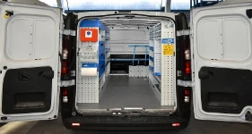 Allestimento officina mobile sul NV250 con morsa, portarotolo e tanica