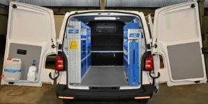 Allestimento officina mobile sul NV250 con morsa, portarotolo e tanica