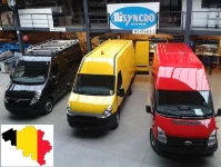 Bandiera belga ricostruita con furgoni 