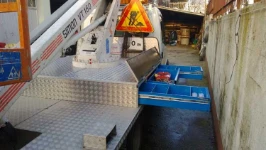 Cassetti aperti su furgone allestito da Syncro Lombardia con rivestimenti e cassettiera sottopavimento
