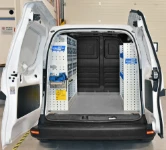 Cassetti e scaffalature a bordo del Renault Kangoo