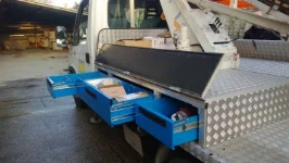 Cassettiera aperta su furgone non cassonato con piattaforma aerea