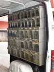 Cassettiera tradizionale a colonna con cassetti trasparenti montata nel furgone