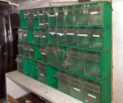 Cassettiera tradizionale a telaio verde con cassetti trasparenti ribaltabili