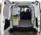 Allestimento officina mobile sul NV250 con morsa, portarotolo e tanica
