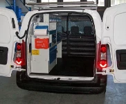 Allestimento officina mobile sul NV250 con morsa, portarotolo e tanica
