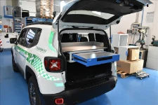 Cassetto con kit scrittoio aperto su Panda per polizia locale