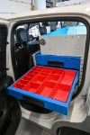 Cassetto metallico Syncro configurato con contenitori in plastica su Panda