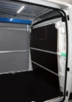 Cinghie e barra di bloccaggio su furgone per manutenzione e consegna macchinari per pulizie industriali