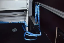 Dettaglio accessori fermacarico su furgone per autolavaggio