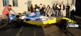 Esterno nuova sede via Portile: macchina da competizione in esposizione