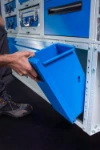 Estrarre la pattumiera per furgoni dal supporto 