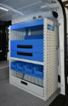 Modulo destro dell'allestimento Syncro Ultra nel NV250, con pannello portautensili e cassettiera
