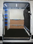 Vista dal portellone laterale del NV250 con il modulo Syncro Ultra e la barra fermacarico