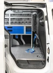 Vista laterale scaffali nel Ford Courier