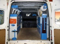 Allestimento officina mobile sul NV250 con morsa, portarotolo e tanica