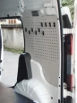 Ganci in acciaio e plastica per le pareti del furgone