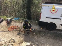 I vigili del fuoco posizionano i tiranti 